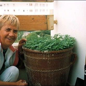 Helga auf dem Balkon 1